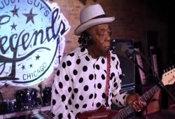 Buddy Guy playing for change in 2018 - Skin Deep