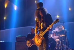 Slash pays tribute to Jimi Hendrix