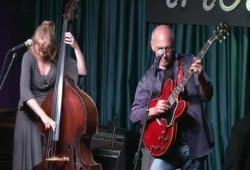 Larry Carlton improvizing some blues at Iridium Jazz Club