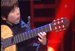 11 years old Amos Lora plays Entre dos aguas