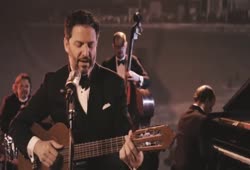 John Pizzarelli sings Sinatra and Jobim